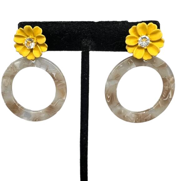 Vintage 1970s Yellow, White & Beige Floral Gem Hoop Post Earrings Retro Jewelry - Picture 3 of 12